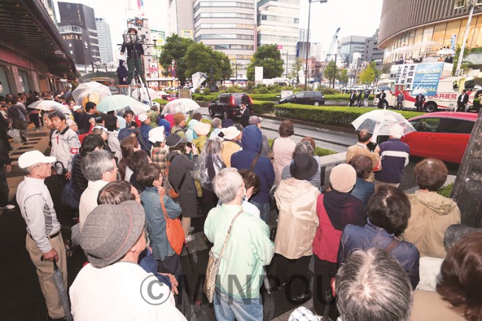 志位委員長の訴えを聞く聴衆＝15日、大阪市中央区内