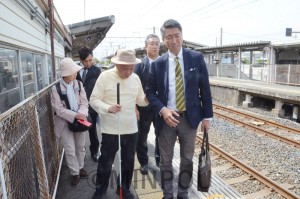 現地調査する清水候補ら＝５日、高石市内