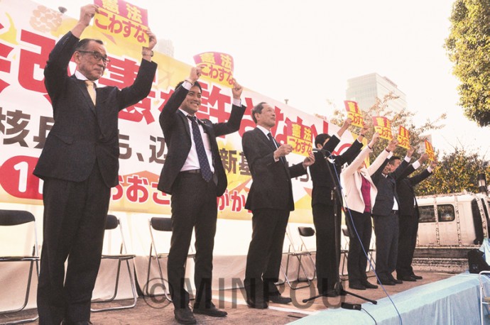 「憲法こわすな」のプラカードを掲げる野党代表＝３日、大阪市北区内