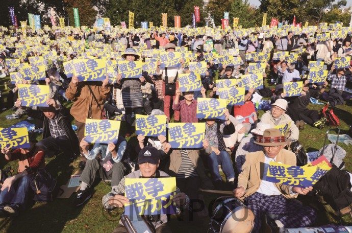 「戦争アカン！」のプラカードを掲げてアピールする「おおさか総がかり集会」の参加者＝３日、大阪市北区内 