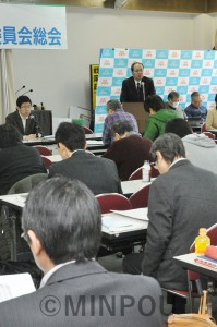 第5回総会で報告する柳利昭委員長=9日、大阪市天王寺区内