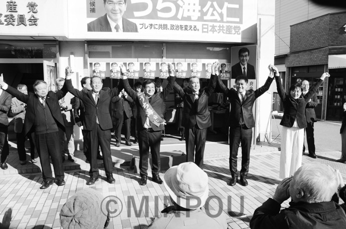 府議補選告示日の出発式で、声援に応える（左から）新社会党の松平要府本部副委員長、社民党の服部良一府連代表、内海氏、自由党の渡辺義彦府連代表、日本共産党の辰巳孝太郎参院議員、石川多枝府議＝11月10日、東大阪市内