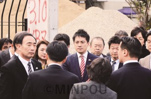 豊中市の小学校建設現場を視察するたつみ氏ら＝２０１７年３月16日