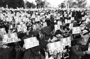 大阪でも「安倍９条改憲ノー」「戦争アカン」の運動が急速に広がっています（写真は2017年11月３日に大阪市北区・中之島公園で開かれた「おおさか総がかり集会」） 