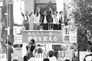 総選挙で初の野党共闘となった２０１７年。渡部結大阪３区候補・比例重複の応援に駆け付けた服部良一社民党府連代表、渡辺義彦自由党府連代表、辰巳孝太郎日本共産党参院議員ら＝２０１７年10月８日、大阪市大正区内