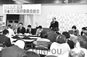 府委員会総会で報告する柳委員長＝６日、大阪市天王寺区内