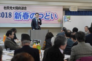 社民党大阪府連の新春のつどいであいさつするたつみ参院議員＝１月27日、大阪市北区内