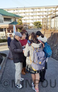 日本共産党阪南地区では、民青同盟のシールアンケートや３千万署名で、学生との対話を進めています