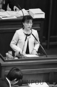 子どもの貧困対策を提案する石川府議＝２日、府議会本会議場