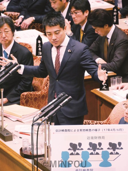 質問するたつみ参院議員＝５日、参院予算委員会 