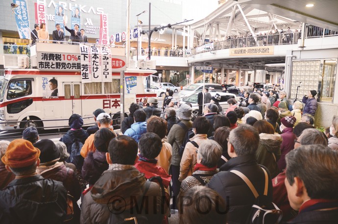 日本共産党府委員会の緊急国会報告街頭演説＝10日、大阪市天王寺区内 