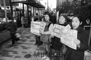 説明会の開会に先立って会場前で宣伝する「住吉市民病院をまもるママの会」のメンバー＝10日、大阪市住之江区内