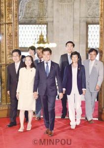 初登院するたつみ氏（写真中央）ら参院議員８氏。大阪とともに吉良佳子（東京）、倉林明子（京都）の選挙区議席確保は党躍進の象徴といわれました＝２０１３年８月２日 