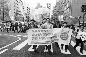 内閣退陣をとデモ行進する、山下よしき参院議員（前列中央）ら＝14日、大阪市中央区内 