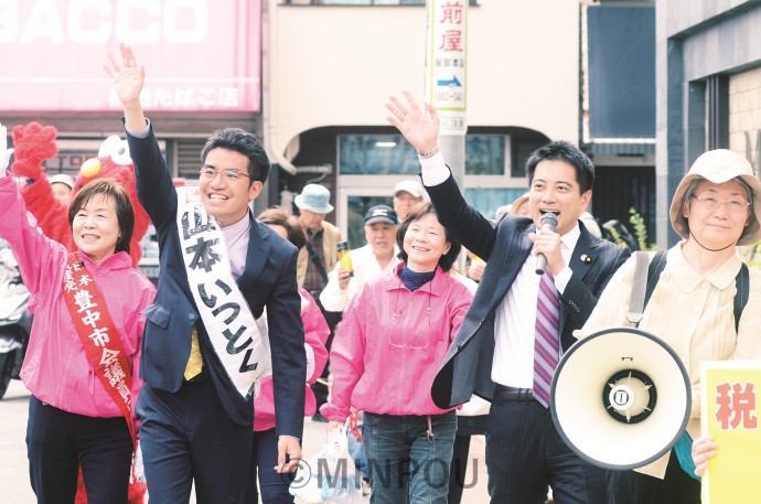 たつみ参院議員や後援会員らとともに練り歩いて訴える山本いっとく候補＝14日、豊中市内 