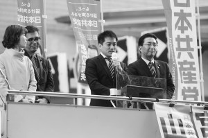 日本共産党府委員会の緊急国会報告で訴える、（右から）山下党副委員長・参院議員、たつみ参院議員、宮本衆院議員、渡部府国政対策委員長＝３月10日、大阪市天王寺区内