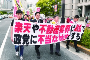 民泊反対デモの先頭を歩くたつみ参院議員＝８日、大阪市中央区内