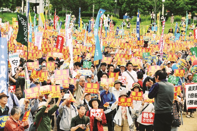 憲法改悪許さないと２万人が参加した総がかり集会＝３日、大阪市北区内