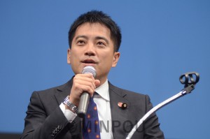 報告するたつみ氏＝17日、大阪市中央区内