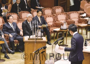 参院予算委員会で質問するたつみ議員（右）＝2015年４月 