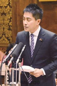 貧困問題解決へ政府を追及するたつみ議員＝２０１６年３月９日、参院予算委員会 