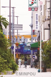 市民が行き交う此花区の住宅街。この先にたつみさんが９年間勤務した此花生健会があります＝此花区内 