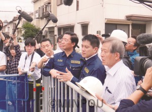 被害状況を調査する山下、たつみ、宮原の各氏＝19日、高槻市内