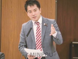 改悪案の廃案をと追及するたつみ議員＝2013年11月、参院厚労委員会 