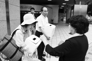 西日本豪雨災害で救援募金を呼び掛ける柳府委員長ら＝11日、大阪市中央区内 