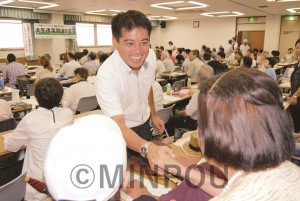 不服審査請求運動を大きくと大生連の集会で参加者を激励するたつみ議員＝2013年７月27日、大阪市北区内