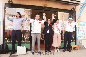 事務所開きで参加者の声援に応える（右から）瀬戸、北原、村上、服部、清水の各氏＝14日、大阪市鶴見区内 