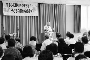 市民本位の民主的な交野市政をつくる会の集会で訴えるさかの候補＝18日、交野市内 