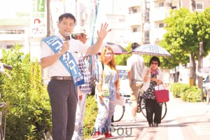 自民党政治を終わらせ暮らしと平和を守る政治をと呼び掛けるたつみコータロー議員＝18日、大阪市東淀川区内 「つどい」であいさつするたつみ議員＝18日、大阪市東淀川区内 