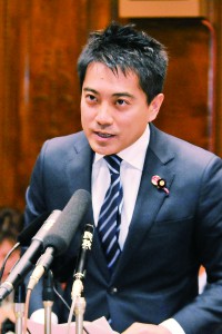 質問するたつみコータロー議員＝2014年３月20日、参院予算委員会（「しんぶん赤旗」提供）