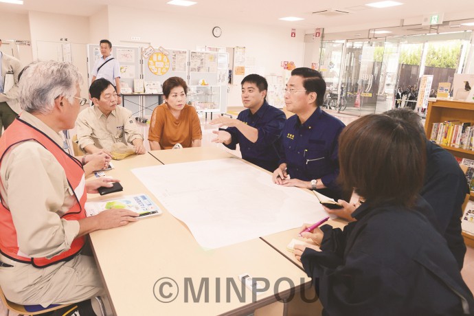 阪南市の水野市長から台風による市民生活と停電などライフラインへの影響を聞く山下、たつみの両参院議員、大脇健吾、河合眞由美の両阪南市議、北村みき衆院大阪19区国政対策委員長＝７日、阪南市内 