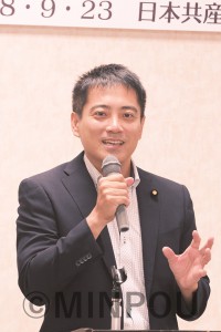 発言するたつみ氏