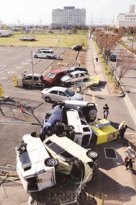 台風被害を視察する、咲洲庁舎に隣接する駐車場では多数の自動車が風に飛ばされて散乱していました＝５日、大阪市住之江区内