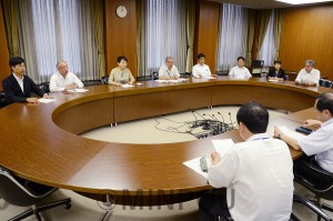 災害対策の抜本的強化を申し入れる日本共産党大阪市議団＝７日、大阪市役所内