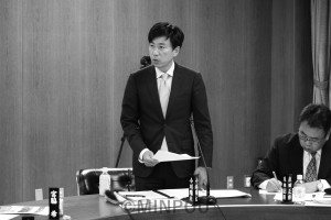 質問する小川議員＝19日、大阪市議会都市経済委員会 