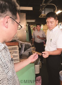 鉄加工の工程を見るたつみ議員とうち海氏＝８月23日、東大阪市内