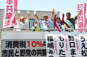 声援に応える日本共産党候補の４氏＝８月27日、松原市内