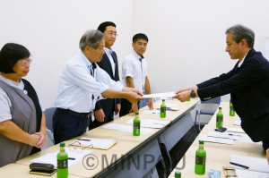 政府に要請する（左から）中村、宮原、山下、たつみの各氏＝８月20日、東京都内