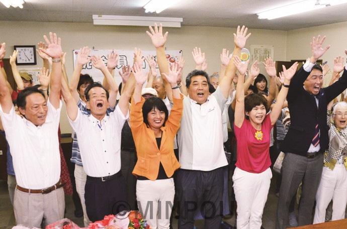 当選を受け万歳する候補者と支援者ら＝２日、松原市内 