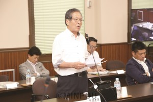 府議会総務委員会で質問に立つ宮原たけし府議＝11日、府庁内