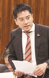 質問するたつみコータロー参院議員＝２０１８年５月15日、参院経済産業委員会 