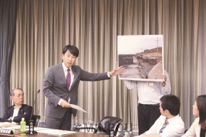 被害実態をパネルで示し質問する小川議員＝４日、大阪市議会決算特別委員会