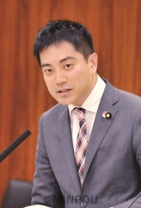 原発政策について質問するたつみ議員＝２０１６年４月６日（「しんぶん赤旗」提供） 