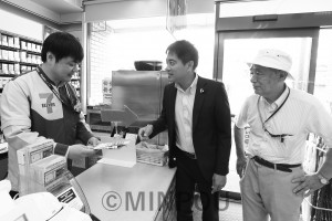 コンビニで対話するたつみ参院議員と瀬戸一正大阪市議＝９月９日、大阪市此花区内 