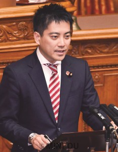 代表質問するたつみコータロー参院議員＝２０１７年４月17日、参院本会議場（写真提供：「しんぶん赤旗」） 