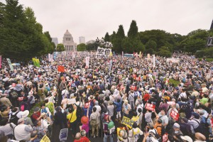 国会議事堂前を埋めた市民ら＝2015年８月30日 